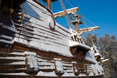 复古风帆船舶雪覆盖