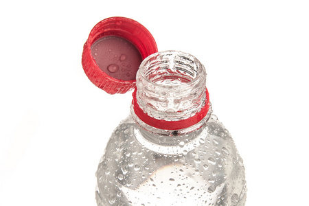 饮用水被隔绝在白色的塑料瓶
