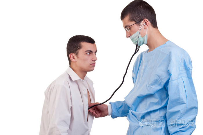 医生用听诊器检查一个年轻男子病人