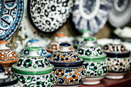在本地街传统摩洛哥陶器