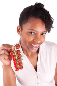 持有西红柿的年轻快乐黑色非洲裔美国女人