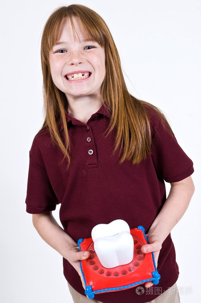 年轻白人女孩与牙齿缺失牙仙子在等待照片-正版商用图