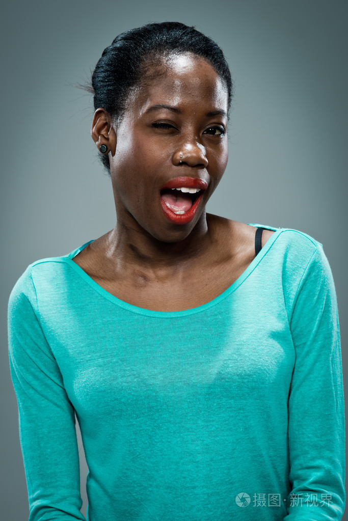 眨眼的年轻黑人女性照片-正版商用图片1bxogq-摄图新视界