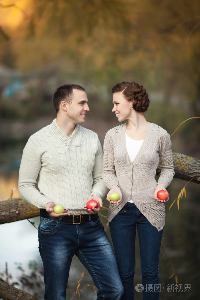 幸福的夫妻在爱在春季的一天.关系.男人和女人约会.友谊