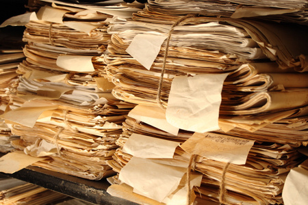 在存档中堆积的纸质文档