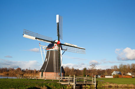 荷兰风车在阳光灿烂的日子