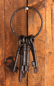 一堆老木墙上挂着的钥匙