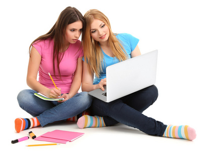 两个女孩朋友与笔记本电脑上白色隔离
