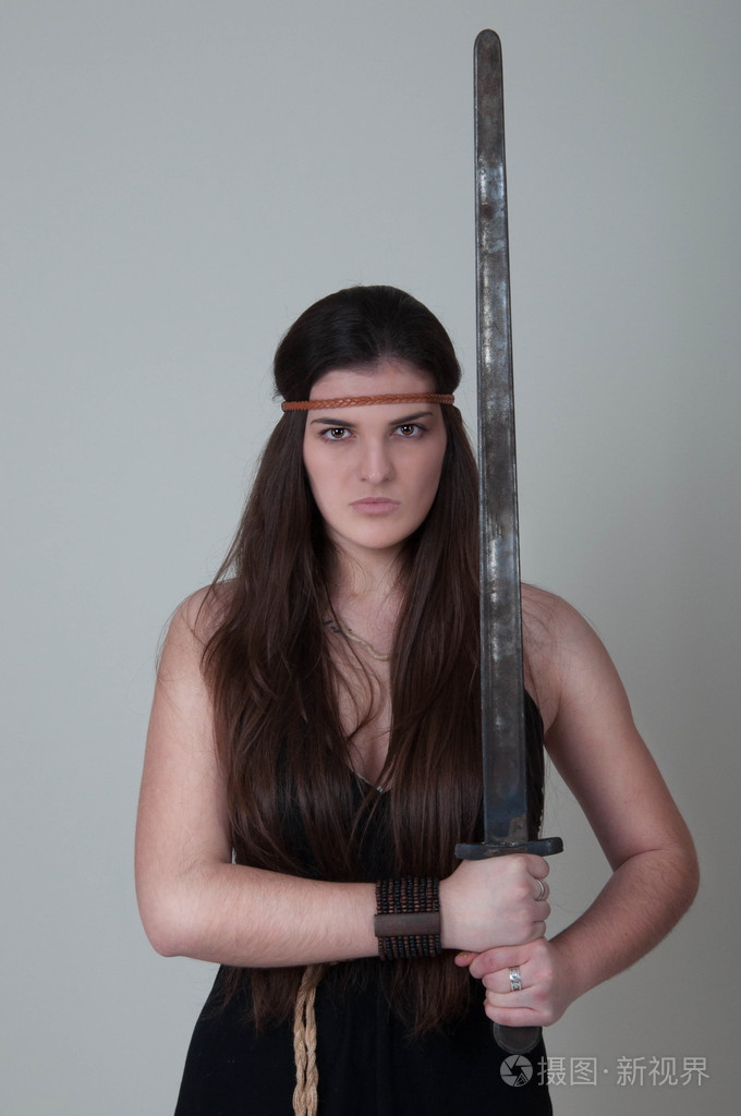 在她手中的剑亚马逊中的女孩