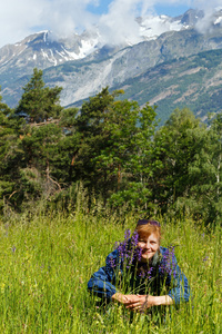 紫色野花的女人瑞士阿尔卑斯山