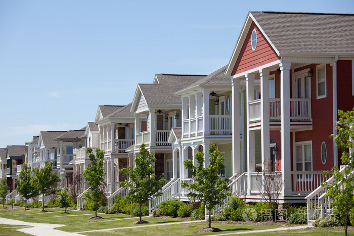 一排的鲜艳的房子