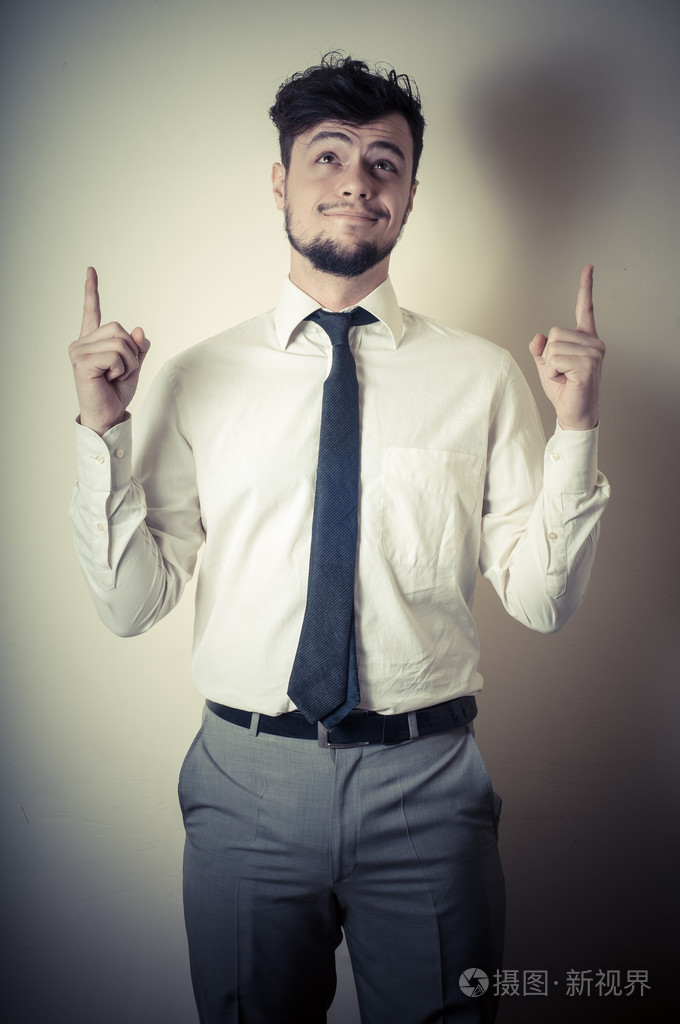 白衬衫指向的时尚现代人