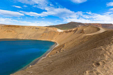 在冰岛火山 krafla 火山口充满了水