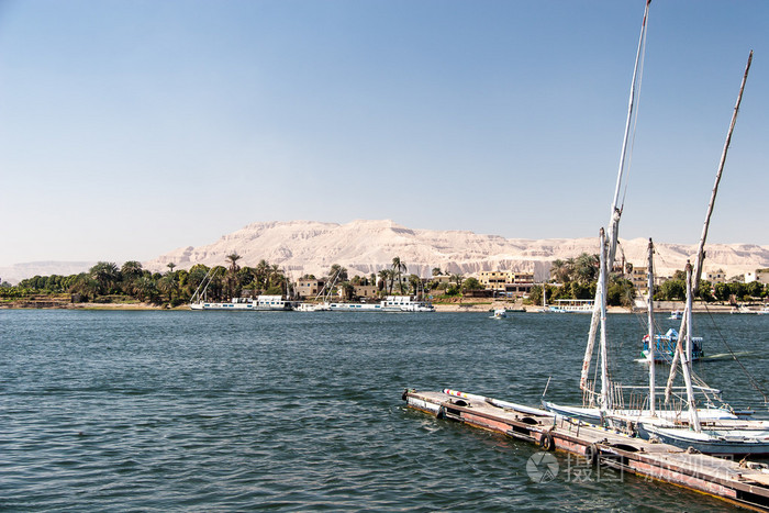 在附近在埃及卢克索尼罗河水景