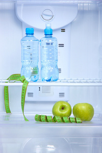 打开冰箱与减肥食品
