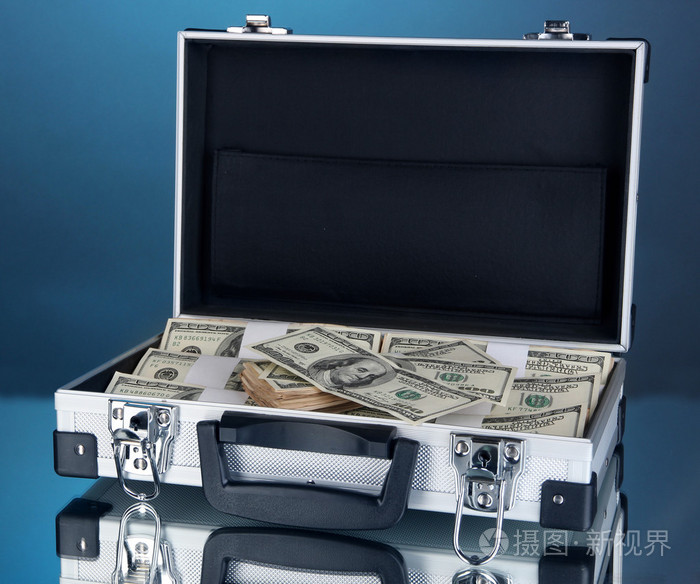 同在蓝色背景上的 100 美元钞票的手提箱