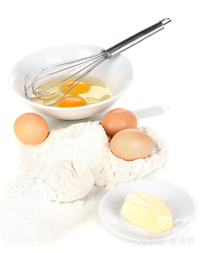 鸡蛋面粉和黄油隔离在白色