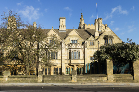 英国牛津市建设的历史性大学