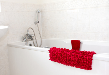 白色浴室配有红色毛巾