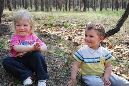 男孩和女孩坐在一片森林