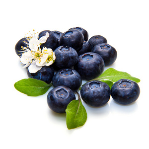 蓝色莓果和白花