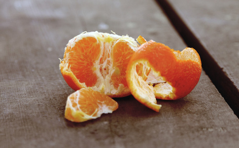 天然的木桌上的橘子