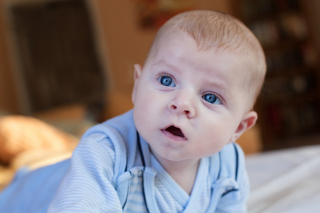 蓝眼睛的初生男婴