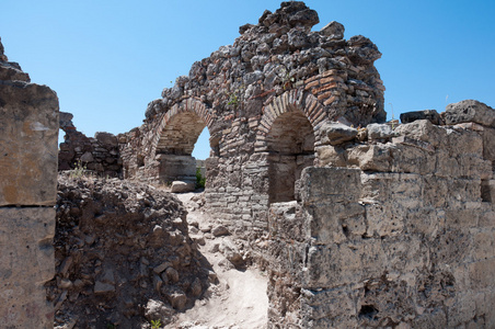 在废墟的一侧，土耳其古城