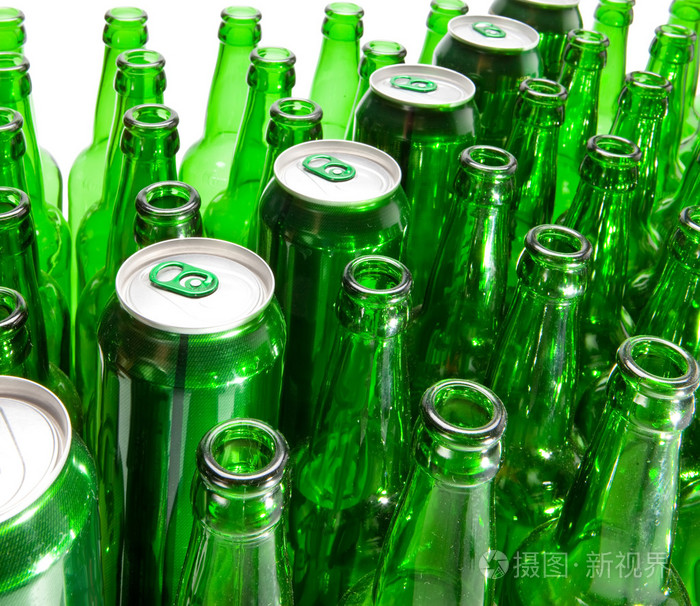 空的玻璃啤酒瓶和罐