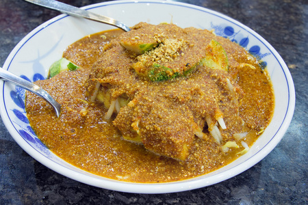 马来 tauhu goreng 与花生调味汁特写