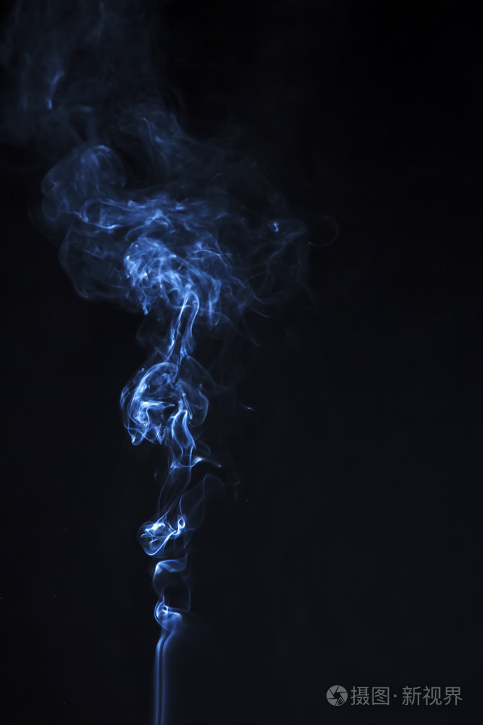 黑色背景上孤立的烟照片-正版商用图片1byiid-摄图新视界