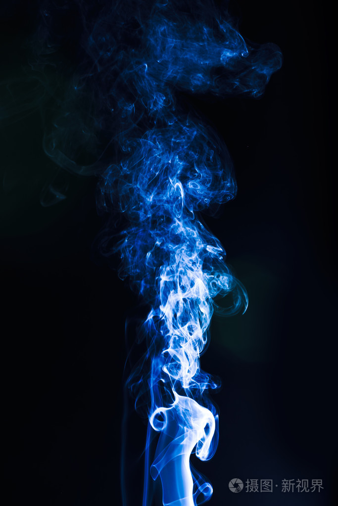 黑色背景上孤立的烟