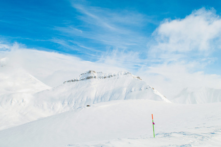 在明亮的冬日雪山山脉