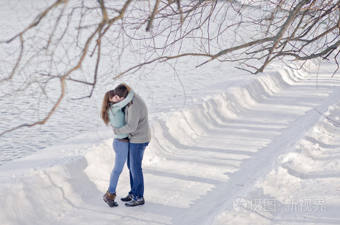 爱,等待春天在寒冷的天气在室外幸福的情侣