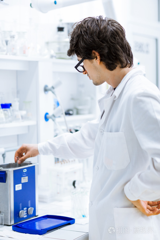 开展科学研究在实验室中的年轻男研究员
