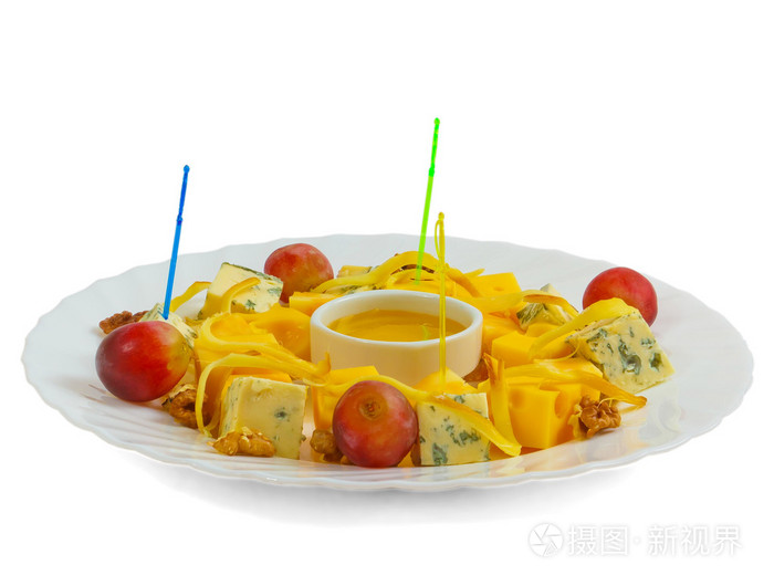 奶酪葡萄坚果和孤立在白色背景上的沙拉