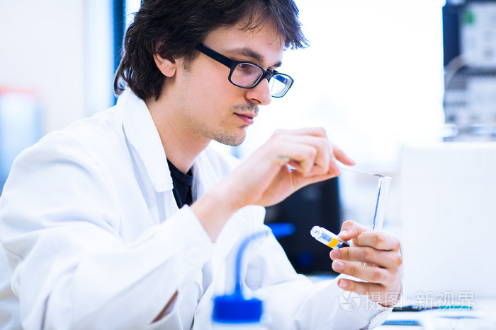 开展科学研究在实验室中的年轻男研究员