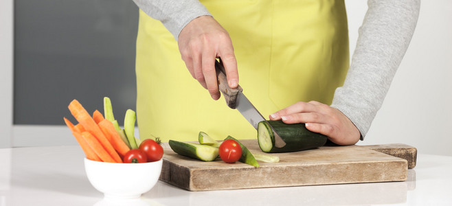 女人切蔬菜