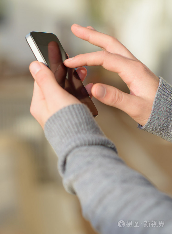 拿手机的手的特写