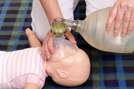 呼吸面罩压在病人的母亲一边用人工呼吸一边给新生儿喂奶女孩躺在床上