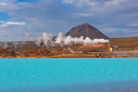 地热发电站和明亮的绿松石湖在冰岛