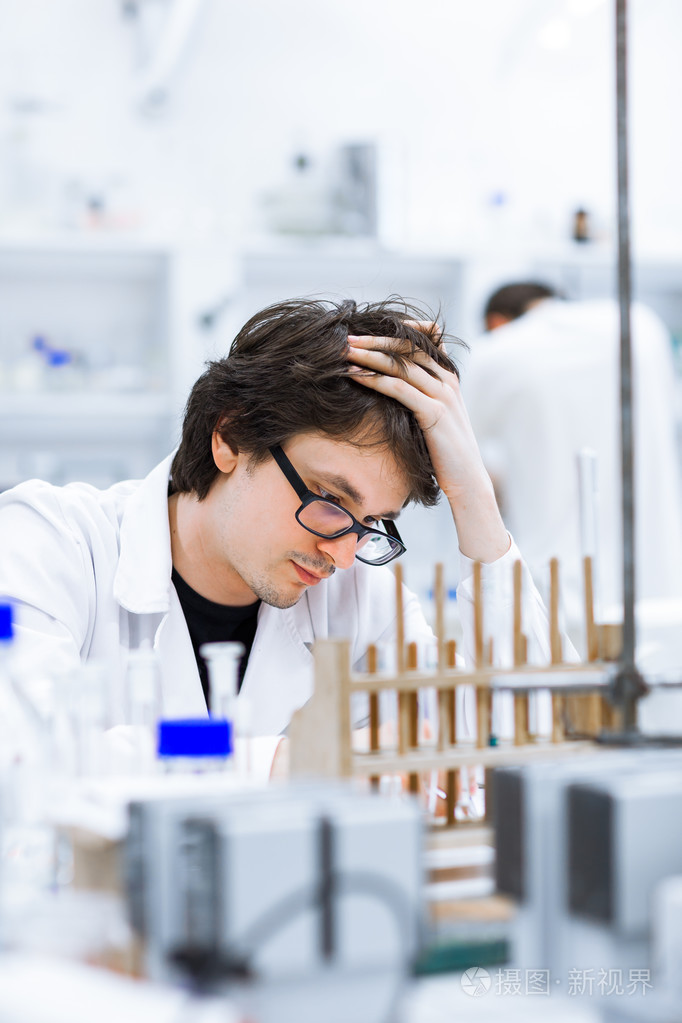 开展科学研究在实验室中的年轻男研究员