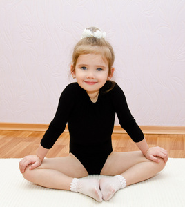 体操运动员做练习的可爱小女孩