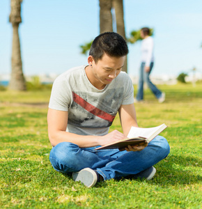 在公园的男人阅读本书