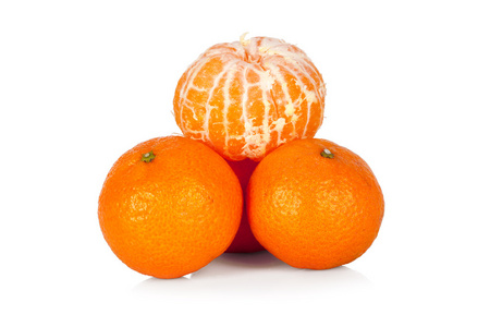 新鲜的 mandarines 和去皮的柑隔离上白色 backgrou