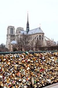 与爱在巴黎的挂锁 pont de l archeveche