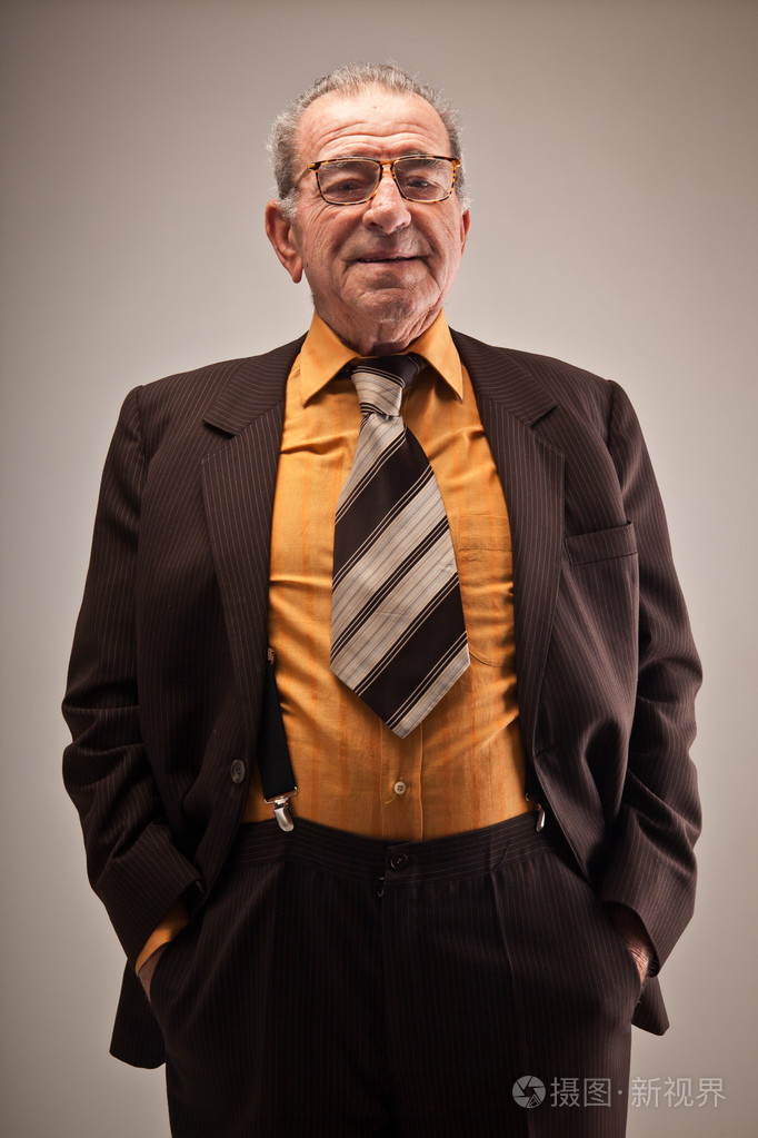 穿着西装的老男人的肖像