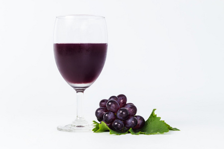 葡萄酒和葡萄，孤立在白色玻璃