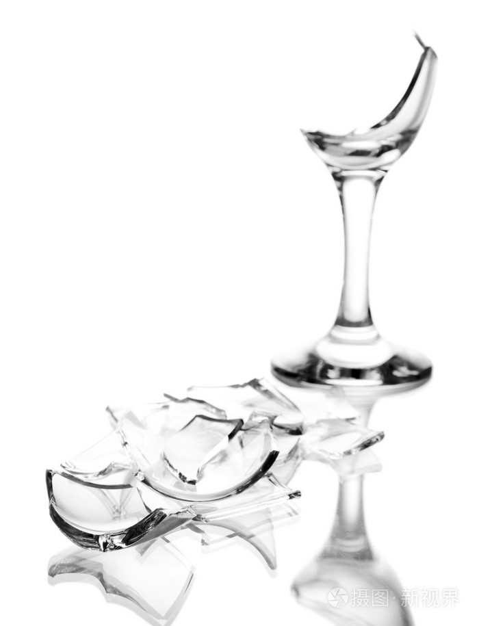 破碎的酒杯上白色隔离