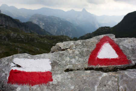 红色和白色的远足径标志符号在意大利阿尔卑斯山